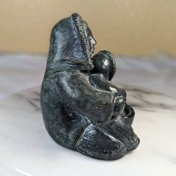 A Wolf Original Inuit / Eskimo Woman And Child Carved Soap Stone Sculpture - Picture 2 of 10